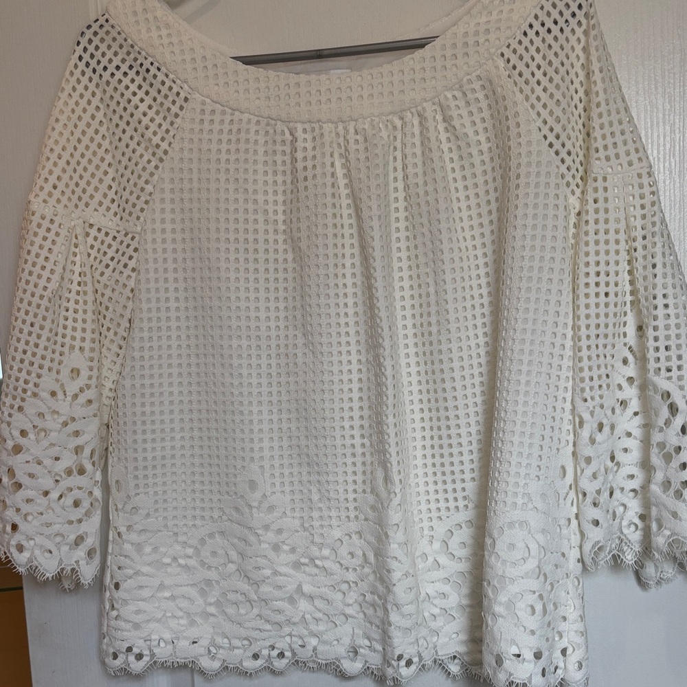 JUDE CONNALLY WHITE EYELET(LIKE)LACED HEM BLOUSE SIZE MEDIUM PTP 20” LENGTH 22”